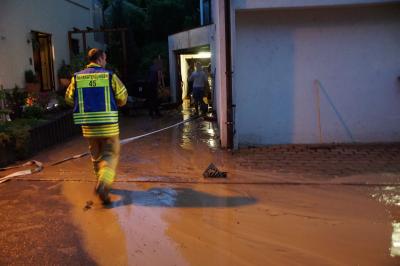 Neckartenzlingen: Wasser stuerzt den Hang hinunter und flutet Keller und Tiefgarage